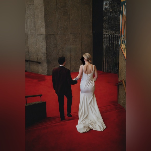 Square neck crepe wedding dress - Picture 5 of 6